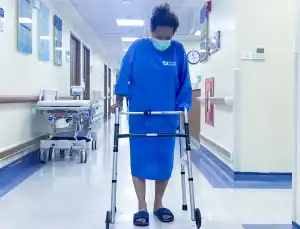 Thay khớp gối cho cụ bà bệnh xơ gan 7 Bác sĩ Trương Hữu Bảo hỗ trợ bệnh nhân đi lại, chăm sóc y tế tại bệnh viện.